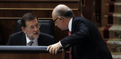 Mariano Rajoy con Crist&oacute;bal Montoro, en el Congreso de los Diputados.