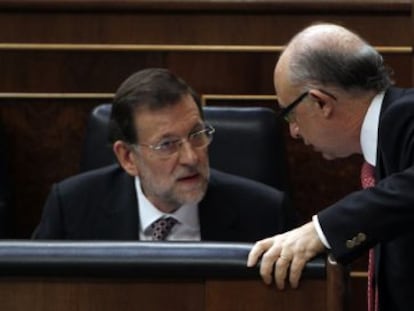 Mariano Rajoy con Crist&oacute;bal Montoro, en el Congreso de los Diputados.