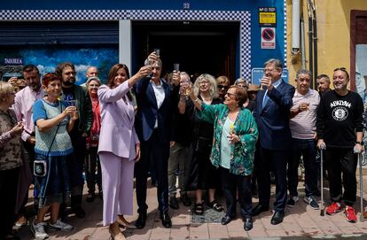 La vicealcaldesa y candidata socialista a la alcaldía de València, Sandra Gómez; el expresidente del Gobierno José Luis Rodríguez Zapatero y el presidente de la Generalitat, Ximo Puig; brindan con vecinos del poblado marítimo del Cabanyal ante el Teatro la Estrella.