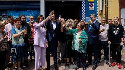 La vicealcaldesa y candidata socialista a la alcaldía de València, Sandra Gómez; el expresidente del Gobierno José Luis Rodríguez Zapatero y el presidente de la Generalitat, Ximo Puig; brindan con vecinos del poblado marítimo del Cabanyal ante el Teatro la Estrella.