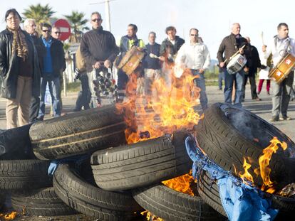 Trabajadores del Ayuntamiento de La Línea cortan el acceso a Gibraltar.