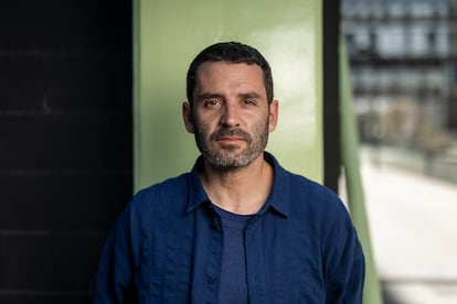 Joan Pons, líder del grupo El Petit de Cal Eric, fotografiado en el barrio del Poblenou de Barcelona.