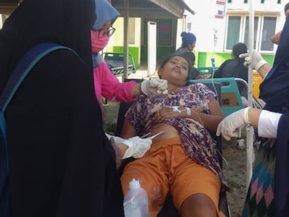 Paciente é atendida após um dos terremotos da Indonésia.