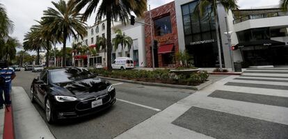 Un Tesla en una calle de Beverly Hills