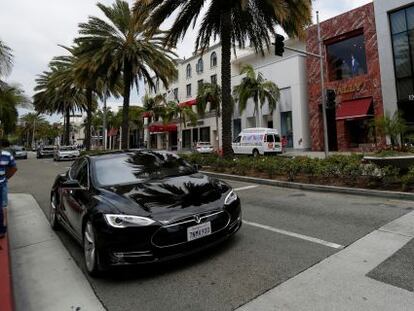 Un Tesla en una calle de Beverly Hills