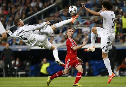 Pepe y Ramos tratan de sacar un balón ante Ribéry.