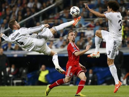 Pepe y Ramos tratan de sacar un bal&oacute;n ante Rib&eacute;ry.