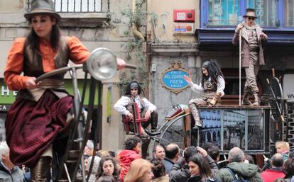 Espectáculo callejero de la compañía vasca Hotzmuga sobre la historia de Bilbao.