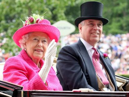 Isabel II, con su hijo Andrés en Ascot.