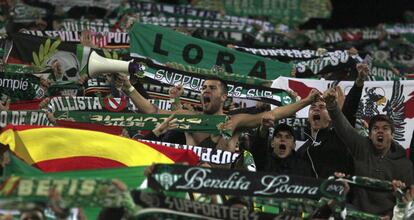 Aficionados del Betis animan a su equipo antes del encuentro