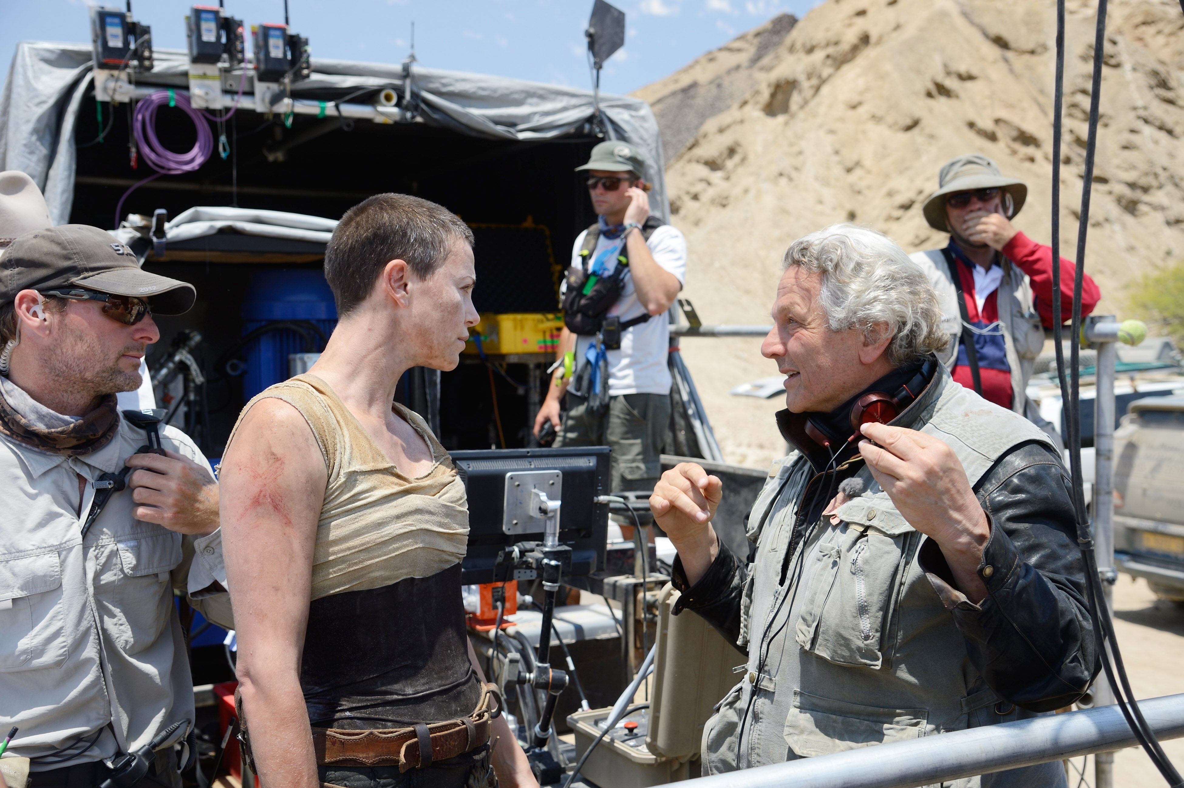 Charlize Theron y George Miller durante el rodaje de la película 'Mad Max: Furia en la carretera' en 2015.