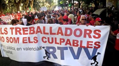 Trabajadores de RTVV cortan la Gran Vía del Marqués del Turia en protesta por el ERE.