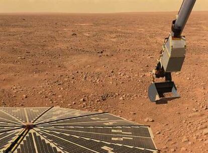 El brazo de la <i>Phoenix</i> toma una muestra del suelo de Marte.