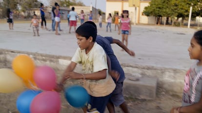 Los niños de El Roblito juegan en una escena de la película.