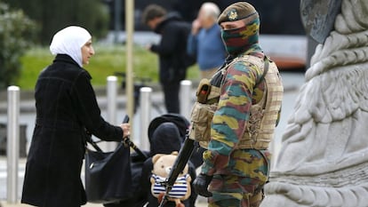 Un soldado belga monta guardia en el centro de Bruselas.