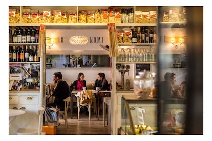 Un buen lugar para comenzar a explorar el Pigneto es icónico restaurante Necci (en la foto). Abrió como heladería en 1924 y fue el local favorito de Pasolini (aquí comía el equipo de rodaje de 'Accatone'). Tras un incendio en 2009 hizo reformas de inspiración retro y en la actualidad está regentado por el chef británico Ben Hirst, que sirve sofisticada cocina italiana a una clientela ecléctica de todas las edades.