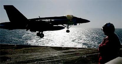 Un F/A-18 Hornet despega desde la cubierta del portaaviones <i>Abraham Lincoln</i> que permanece en el Golfo Pérsico.