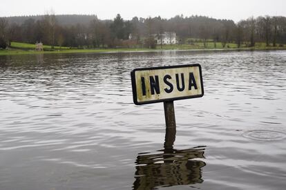 Vista del cartel de Insua, parroquia del municipio de Vilalba (Lugo), que presentaba este aspecto tras las intensas lluvias caidas como consecuencia del temporal de lluvia y viento que azota en las últimas horas Galicia.