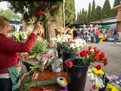 Una florista prepara un ramo de claveles a las puertas del cementerio de Jerez de la Frontera, en la víspera de la fiesta de los Fieles Difuntos.