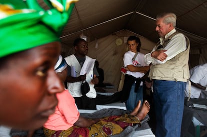 Mario Vargas Llosa, junto a varios enfermos en un campo de desplazados, durante su viaje al Congo en 2008.