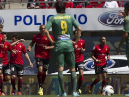 Los jugadores del Mallorca celebran el primer gol del partido. 