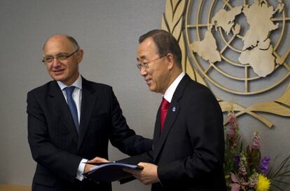 El ministro de Exteriores argentino, H&eacute;ctor Timerman, con corbata azul, saludando ayer a Ban Ki-moon, secretario general de la ONU