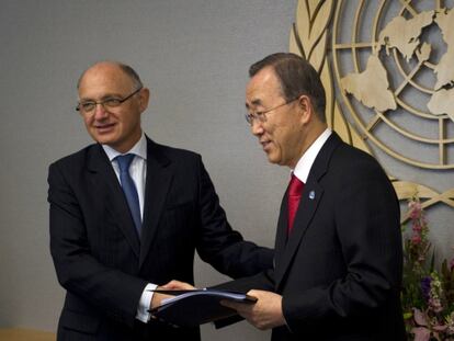 El ministro de Exteriores argentino, H&eacute;ctor Timerman, con corbata azul, saludando ayer a Ban Ki-moon, secretario general de la ONU