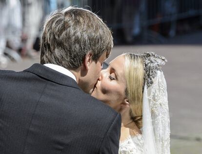 El príncipe Ernesto Augustode Hanover y su esposa, Ekaterina Malysheva, se besan tras su enlace.
