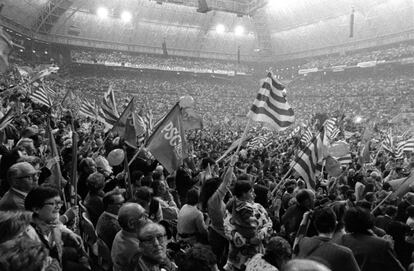 Mítin de Felipe González en Barcelona, en el Palau Sant Jordi con motivo de las elecciones legislativas de 1996. En la foto, una panorámica de los asistentes ondeando banderas en febrero de este año.