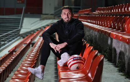 Héctor Herrera en la grada del campo del Cerro del Espino.