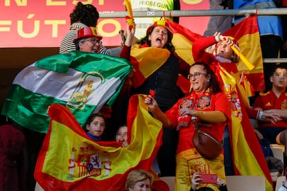 Aficionados de la selección española animan antes de la final de la Liga de Naciones Femenina entre España y Francia, este miércoles en el Estadio de La Cartuja en Sevilla.
