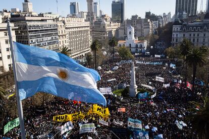Una multitud de manifestantes se reúne durante un mitin en apoyo de la vicepresidenta Cristina Fernández en Buenos Aires.
