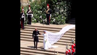 Los duques de Sussex descienden la escalinata de la capilla tras su boda.