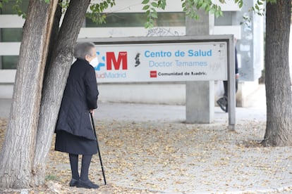 Una anciana espera en las inmediaciones del Centro de Salud Doctor Tamames, en Coslada, Madrid, el pasado noviembre.