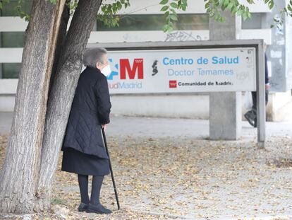 Una anciana espera en las inmediaciones del Centro de Salud Doctor Tamames, en Coslada, Madrid, el pasado noviembre.
