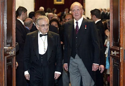 Luis Ángel Rojo, junto al rey Juan Carlos ayer en la Real Academia.