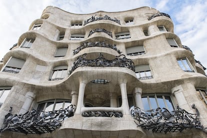 <b>El turista critica</b>. Ens sembla irrespectus i anacrnic que un edifici tan important a Barcelona com la Pedrera decori la seva fa?ana amb diverses frases NOM?S en angls, quan el normal i lgic s que com a mnim hi hagus algun text en les nostres llenges, el castell i/o el catal. Aix s Barcelona, no Nova York o Londres. Inadequat i irrespectus.<br> <b>Lexperta respon</b>. Amb aquesta iniciativa la Fundaci Catalunya-La Pedrera recolza el talent jove collaborant amb escoles de disseny de Catalunya. El projecte de la illuminaci de la fa?ana ha estat conceptualitzat pels estudiants del mster darquitectura efmera dElisava. El missatge que volem transmetre amb la illuminaci gira entorn de les contradiccions de lpoca nadalenca. Xavier Bas, director general de la Casa Mil.