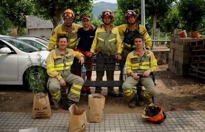 El bombero Jos Francisco Ba?os y sus compa?eros de una brigada helitransportada de la Junta de Extremadura descansan a la sombra de un rbol en Vegas de Coria (Cceres), el pasado 13 de julio.