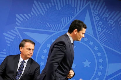 El presidente Brasil, Jair Bolsonaro, y el entonces ministro Sergio Moro participan de una ceremonia en Brasilia en junio de 2019.