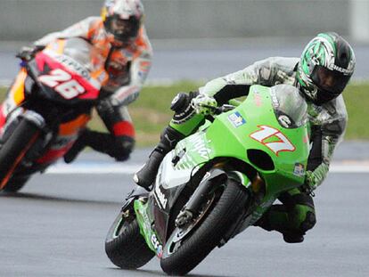 El piloto francés de Kawasaki, Randy de Puniet, por delante de Dani Pedrosa, durante los entrenamientos libres de Le Mans.