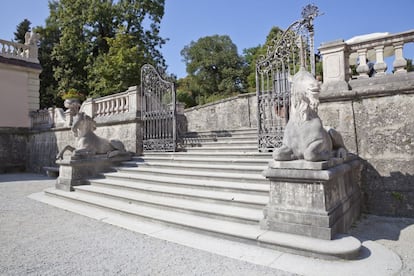 La magia y el recuerdo de la película 'Sonrisas y lágrimas' guía a las aspirantes a Julie Andrews hasta la escalerita color crema de los jardines de Mirabell, en Salzburgo, para recrear el 'Do-Re-Mi' de los hermanos Von Trapp.