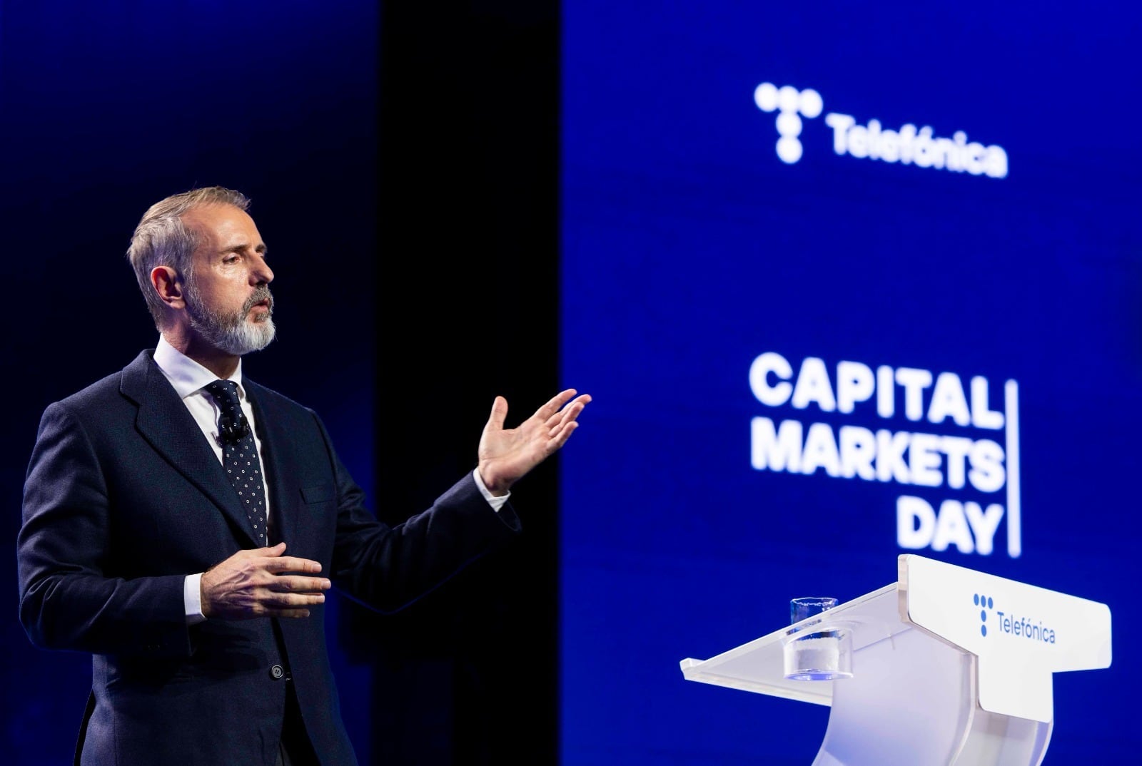 Telefónica reduce a la mitad su dividendo para 2026 y se desploma en Bolsa