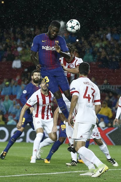 El jugador del Barcelona Samuel Umtiti cabecea el balón.