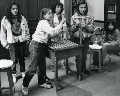 Mónica, Esther, Carolina, Penélope y Adelaida, las primeras niñas que participaron en el sorteo extraordinario de Navidad de la Lotería Nacional, ensayando el 20 de diciembre de 1984.