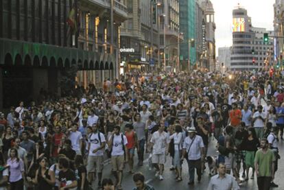 Cientos de personas marchan a la caída de la tarde por la Gran Vía, cortando la calle, después de que la policía les impidiera acceder a la Puerta del Sol.