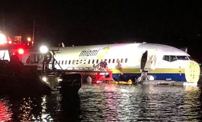 El avión de pasajeros que ha acabado sobre el río St. John's.