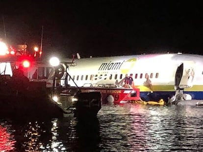 El avión de pasajeros que ha acabado sobre el río St. John's.