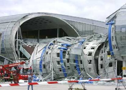 Parte del techo de la terminal 2E se ha desplomado, echando abajo la gigantesca pasarela de embarque.