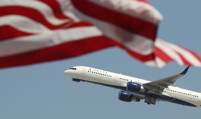 Un avi&oacute;n de Delta Airlines en el aeropuerto internacional de Los &Aacute;ngeles.