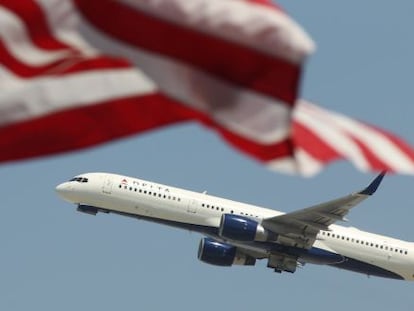 Un avi&oacute;n de Delta Airlines en el aeropuerto internacional de Los &Aacute;ngeles.